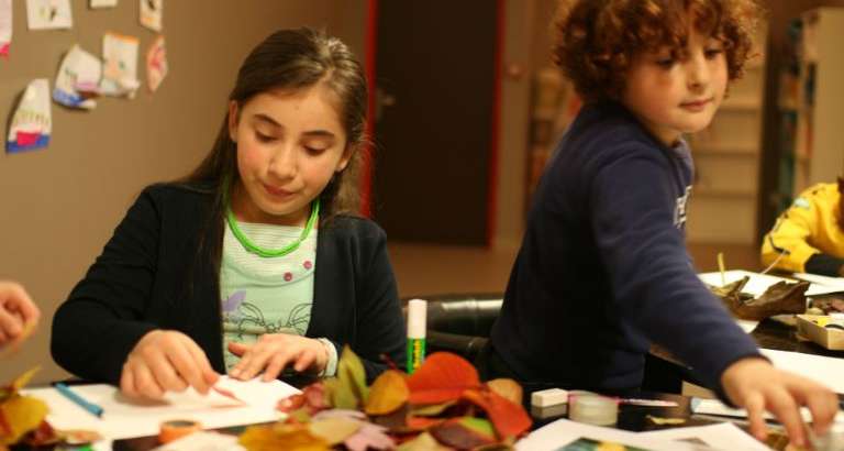 Photo de deux enfants qui dessinent dans un hôtel social du Samu Social à Paris