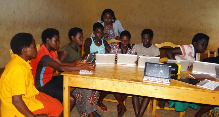 Photo d'un groupe de mineures autour du Koombook